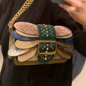  - Väska från Nelly. Använd Max 1 gång. Kan mötas upp eller fraktar mot en kostnad :) SOM NY