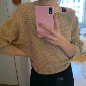  - Snygg beige stickad tröja från NAKD. Använd men i fint skick. Trekvartsärm, mudd i ärmar och midja. Snygg att ha som den är eller med en skjorta under. Passar mig som vanligtvis är en xs. 