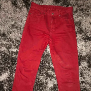  - mom jeans från hm. jättesnygga o coola! vinröda i verkligheten