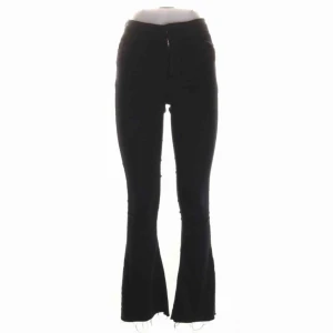  - Säljer mina svarta bootcut jeans från Gina tricot. Använda men fint skick. Frakt tillkommer 