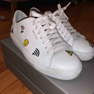  - Vita arigato skor, använda endast 2 gånger. Kan skickas i kartong och med dustbag. Kan fraktas.