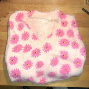  - Ljusrosa v-ringad tjocktröja från Urban Outfitters med rosa blommor. Aldrig kommit till användning...  Köpare står för frakt, kan mötas i Nacka eller ev annan plats🙏🤠