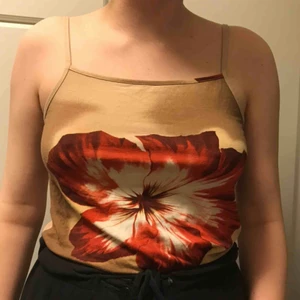  - Super snyggt y2k linne med blomma på, köparen står för frakten💕