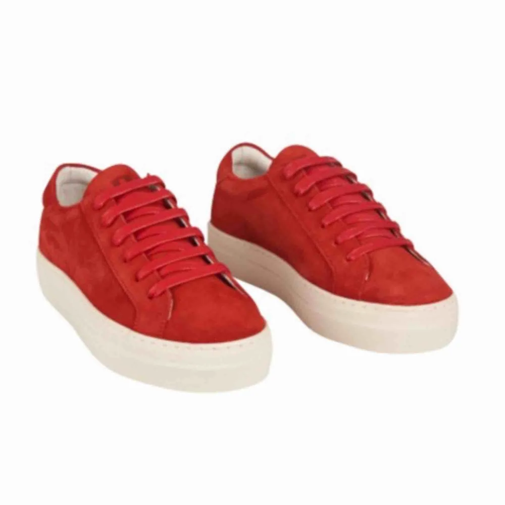 Sååå balla skor till våren. Röda sneakers från j.lindeberg som knappt är andvända pga fel storlek. Köpta förra året för 1200! Möts upp i Sthlm.. Skor.