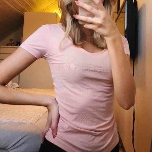 T-shirt Calvin Klein  - Stretchigt t-shirt från Calvin Klein med tryck! Storlek XS