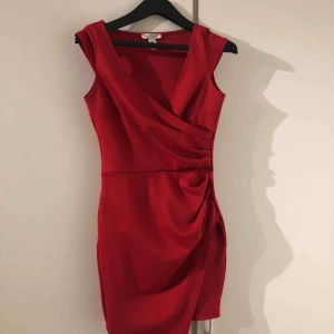  - En röd klänning