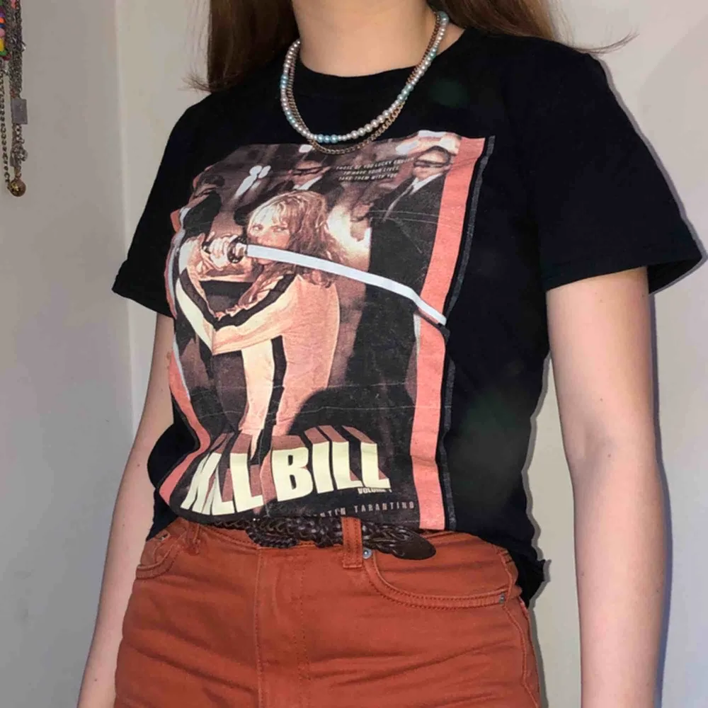 Helt oanvänd Kill Bill tröja, asball men tyvärr är den för liten för mig. Nypris 400, jag säljer för 100kr!. T-shirts.