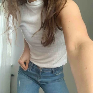  - Super sköna och snygga midwaist jeans! Endast använda ett fåtal gånger, men tyvärr en storlek för stor i midjan för mig:(( hoppas de kan få ett nytt hem, skicka om du är intresserad! 