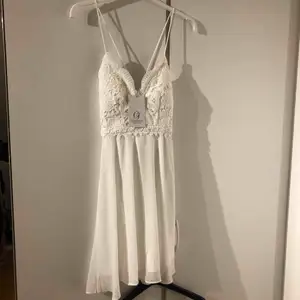 En vit klänning. Aldrig använd. 