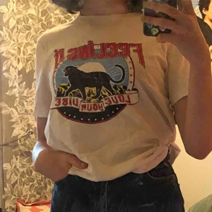  - säljer denna skitsnygga t-shirt!🐆säljs pga har tyvärr legat oanvänd i garderoben i ett tag nu. priset går att diskuteras! kan mötas upp i stockholm annars delar vi på frakten✨