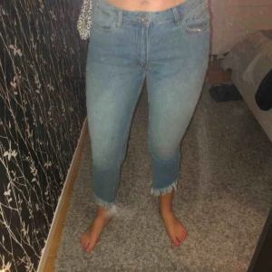  - Jeans från Only, storlek 28 i midjan. Fickor framtill men färgade baktill, alltså inga fickor bak. Fransiga vid slutet, supersköna! Köpare står för frakt😊