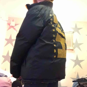  - HELLY HANSEN X SWEET SKTBS! Fet jacka i jättebra skick!! Använt max 5 ggr. Orginalpris är 3000kr men jag fick den på junkyard för 800kr med mycket rabatter osv.