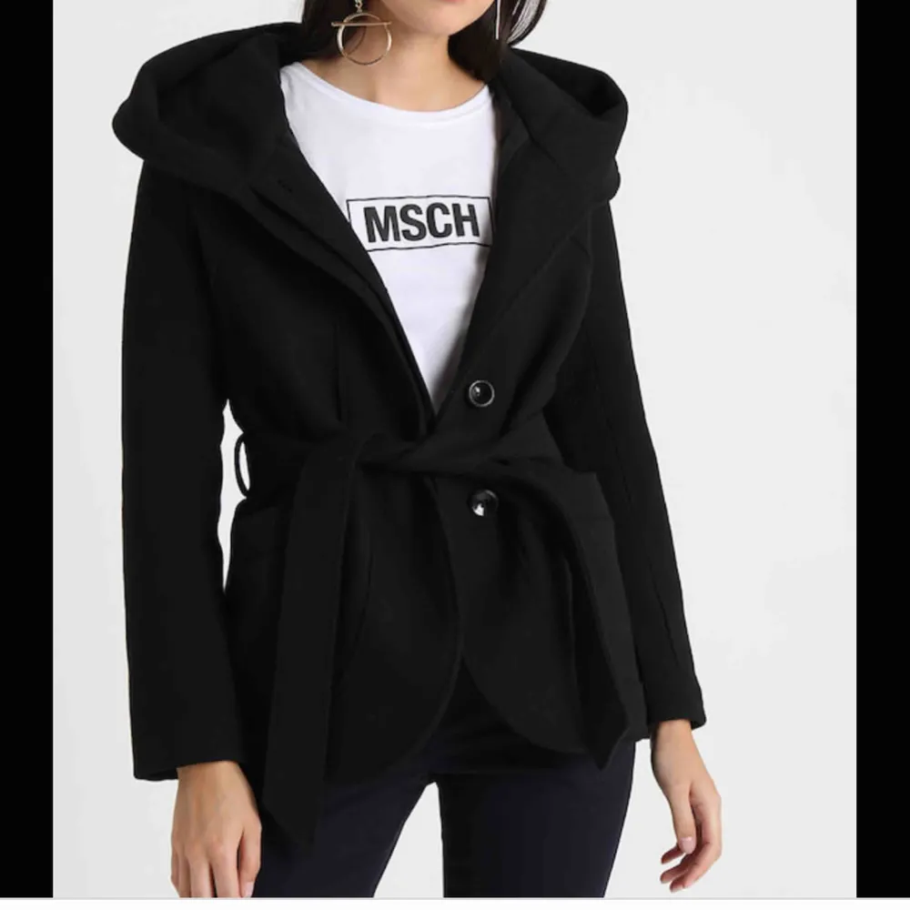 Hej tjejer, om det är nån av er som säljer ett liknande kappa som går lite längre ner än på bilden och som samt är svart. Hör gärna av er!! ❤️. Jackor.