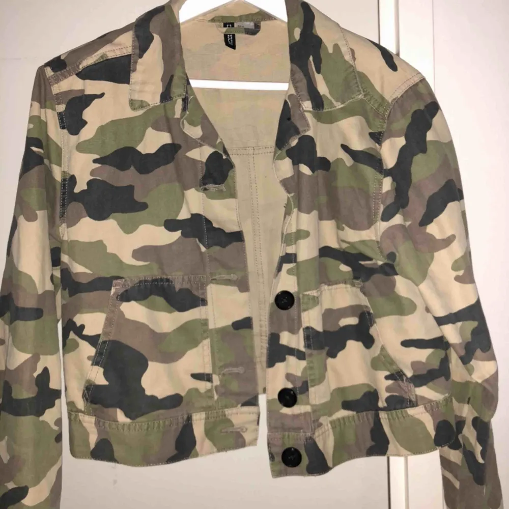 Jeansjacka camo grön  Frakt 40kr. Jackor.