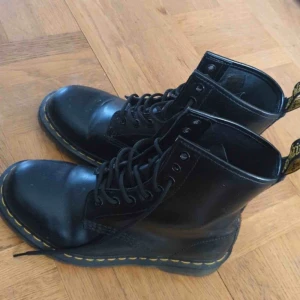  - Säljer mina fina dr martens pga för små.  Skicket är bra på skorna, bara någon repa.  Jag tror även att det inte är äkta skinn, utan vegan modellen. 