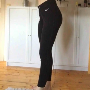  - Nike, tighta mjukisbyxor. Svarta byxor, vit Nike-logga och vita snören. Köparen står för frakten (44kr)