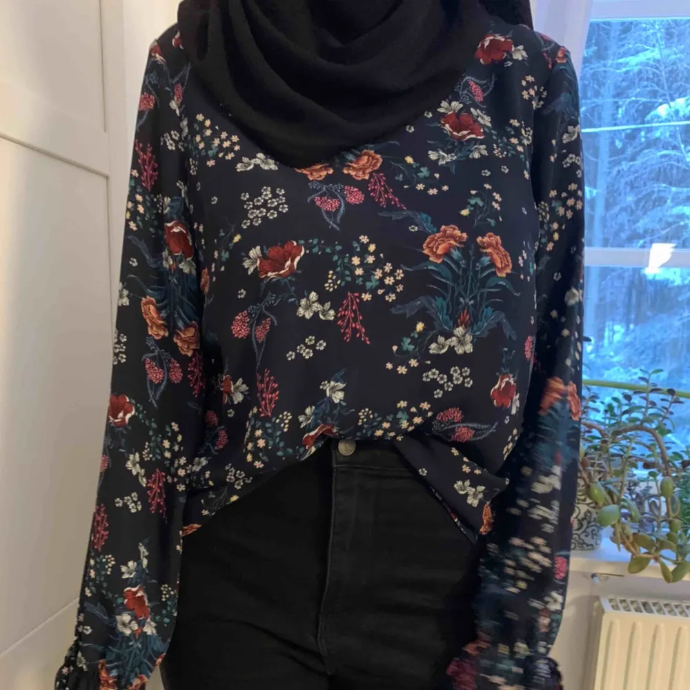 Blommig blus från Gina Tricot. Kan skicka fler bilder vid förfrågan. Köparen står för frakt😊. Blusar.