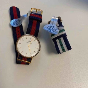  - Daniel Wellington Classic Oxford 40 mm  Oanvänd DW-klocka med sigillmarkering kvar. Vanns i en tävling varpå jag inte har något kvitto.   Medföljer extra armband värde: 250 kr.  Originalpris klocka: 1599 kr.  Totalt nyvärde: 1850 kr.