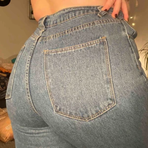  - Ett par skitsnygga jeans från boohoo. En rak modell som slutar lite högre upp på benet.