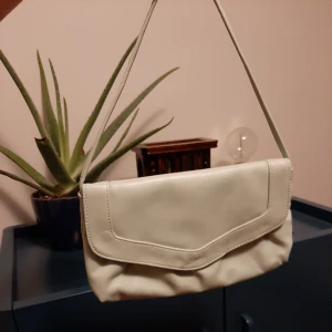  - En as snygg väska som tyvärr inte kommer till så mycket användning då jag har FÖR många väskor. Bra skick. Lite ljust mintgrön i färgen, väldigt snygg till en somrig/vårig outfit.