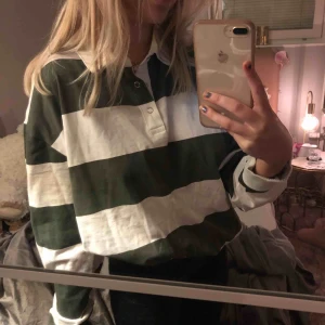  - najs, cool och bekväm tröja från okänt märke!  Storleken passar allt från en L till en Xs jag är vanligtvis en Xs å den sitter oversized p mig!