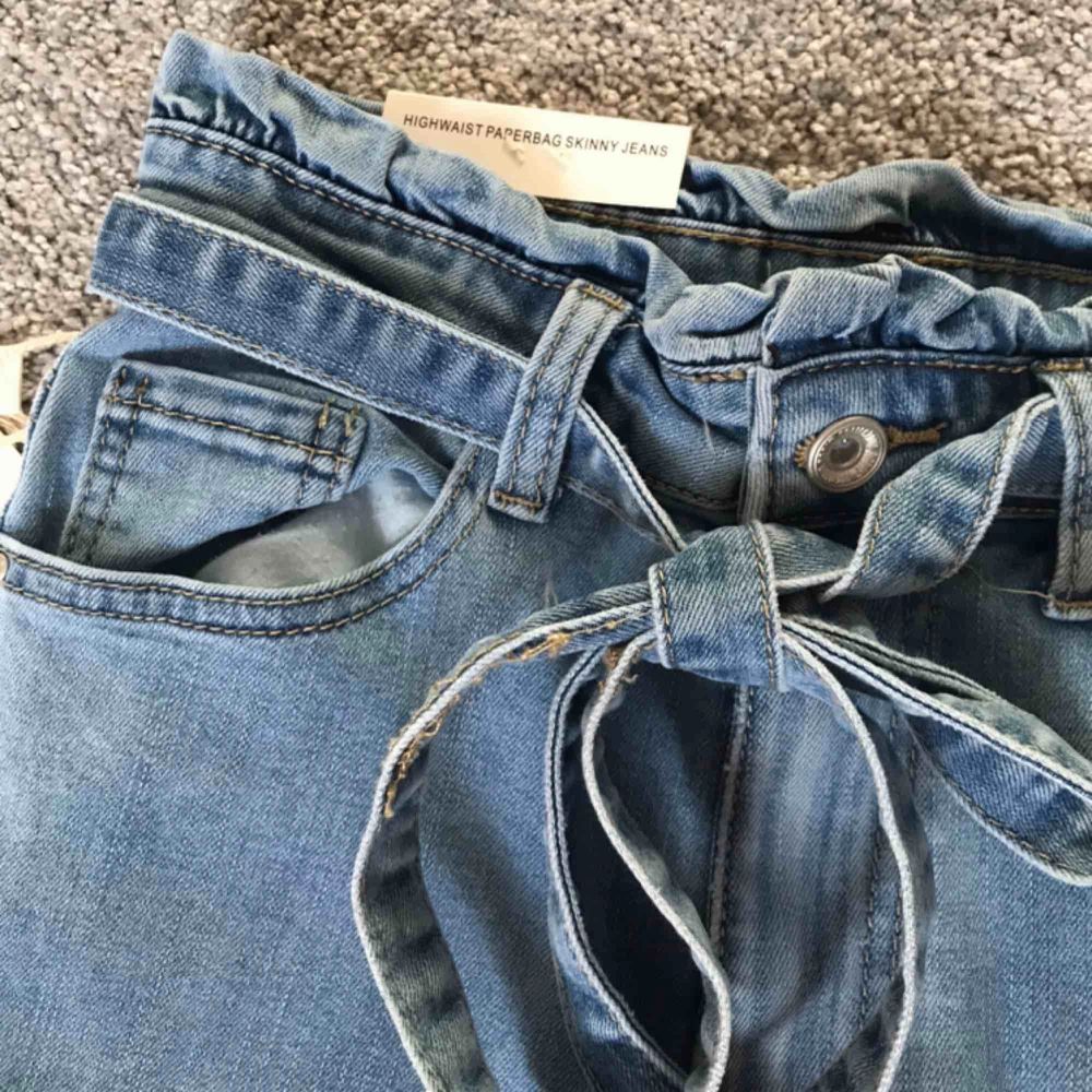 Lite kortare jeans (slutar ovanför ankeln?) som e skitsnygga men lite för små för mig. Har vanligtvis 36 i byxor. Som ni ser e alla lappar kvar så endast provade. . Jeans & Byxor.