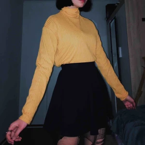  - supergulliga gul turtleneck, knappt använd! Tyget är rätt tunt tyg så jättebra till varmare väder :) frakt på 42kr tillkommer! färgen är också lite gulare i verkligheten, kan skicka fler bilder!