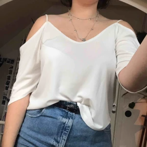  - Vit topp, off shoulder med tunna axelremmar. Köpt på Ginatricot i storlek S. Aldrig använd. 