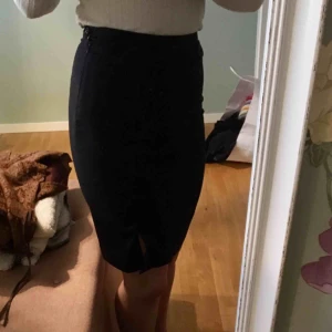  - Dena kjol passar mig inte längre, men den har et märke på kjolen som säkert går att ta bor😊 +frakt 50kr Swish funkar också📲