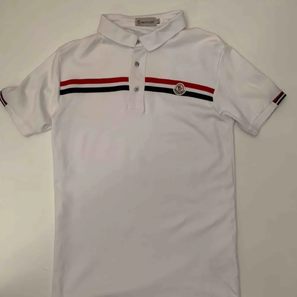 Moncler Piké polo Stl L men sitter som M Cond 9/10 knappt använd . Tröjor & Koftor.