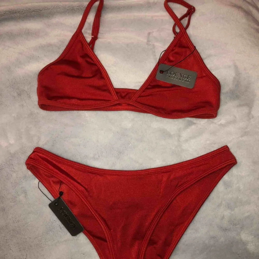 En helt ny, oanvänd röd bikini från Lounge underwear. Nypriset är över 500kr. Frakt tillkommer.. Övrigt.