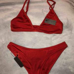 En helt ny, oanvänd röd bikini från Lounge underwear. Nypriset är över 500kr. Frakt tillkommer.