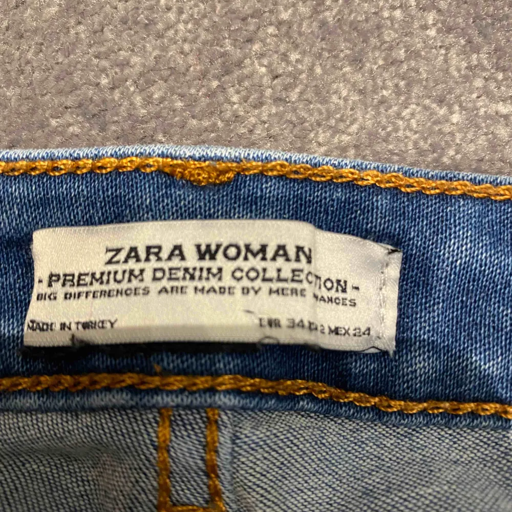 Jeans från Zara med slitningar, bra skick . Jeans & Byxor.