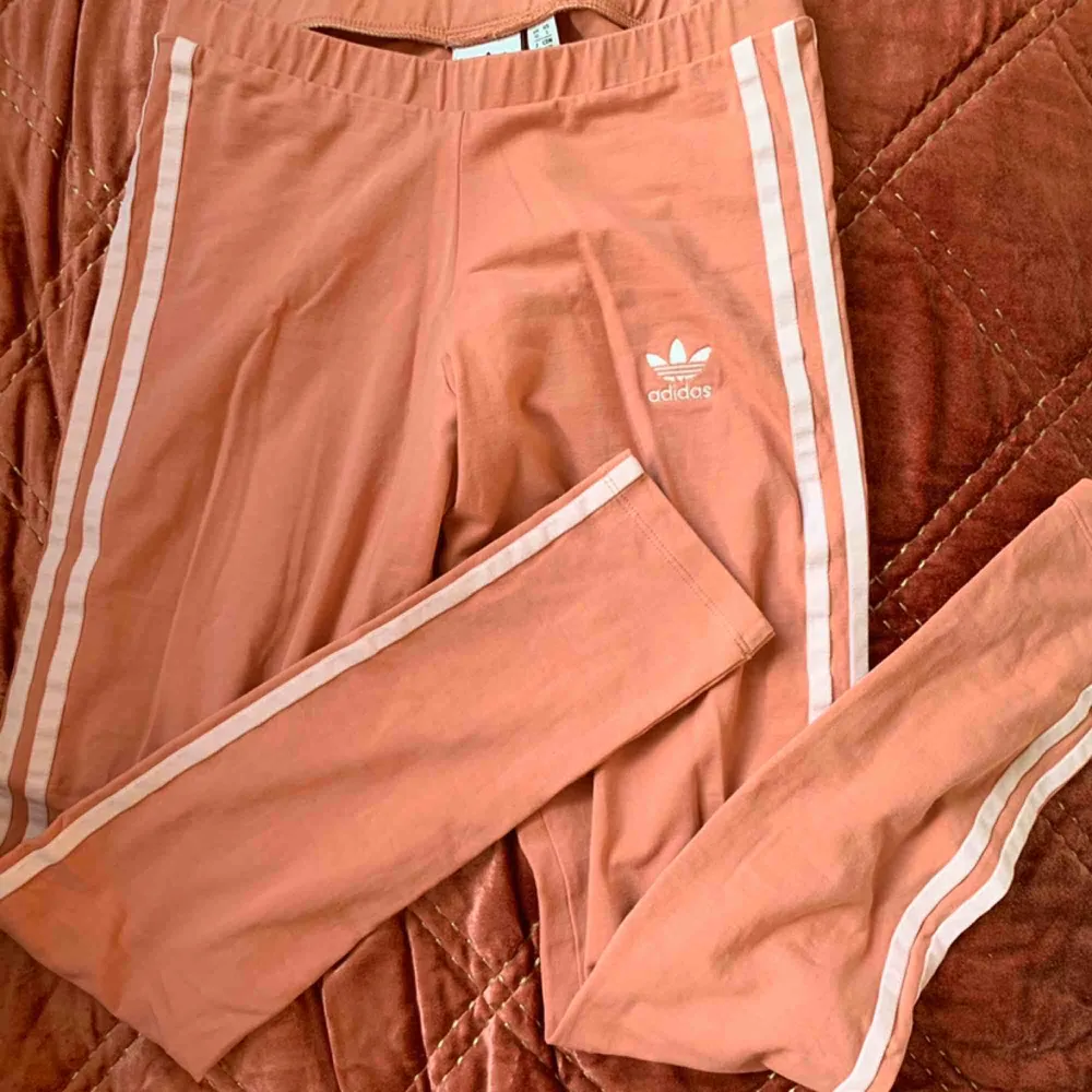 Adidas leggings, sparsamt använda, beige /rosa /nude. Jeans & Byxor.