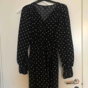  - Sååån fin klänning som tyvärr inte kommit till användning  Fint skick!