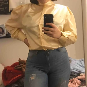  - Silkeskjorta, vet ej märke.