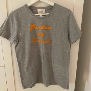  - Söt t-shirt från second Female aldrig använd☺️