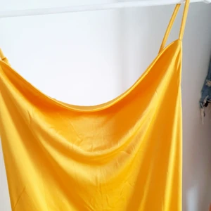 Golden klänning storlek L - Oanvänd sidenklänning från H&M. Slipin modell.