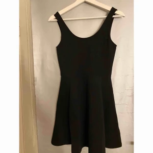  - 🌸Superfin sommarklänning som sitter tightare i bröstkorgen men löst nertill, kortare i modellen. Från H&M, oanvänd med prislapp kvar.❣️