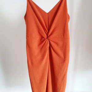 Figurnära klänning - Mycket fin och sparsamt använd klänning, stretchig i materialet, figurnära och knälång.