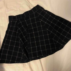  - Rutig kjol från H&M. Använd fåtal gånger. Vid frakt står köparen för fraktkostnaden 