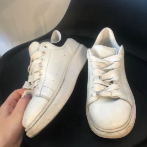  - Mycket använda så behöver omtanke. Köpta här för två år sedan så har inga kvitton eller box kvar.