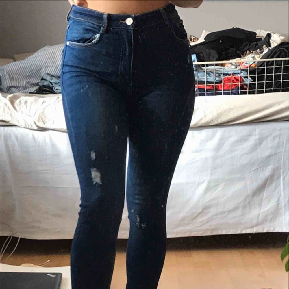 Fina och knappt använda jeans från Zara. Frakt ingår i priset❤️ de är väldigt stretchiga och True to size. Jeans & Byxor.