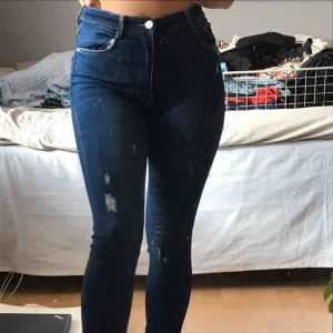  - Fina och knappt använda jeans från Zara. Frakt ingår i priset❤️ de är väldigt stretchiga och True to size