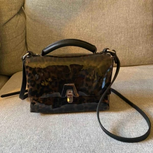  - Sjukt snygg väska från Zara! Väskan är i ett glansigt material med ett svagt leopard mönster på! Väskan är i ny skick! Skriv för fler bilder! Frakt tillkommer på 40kr!