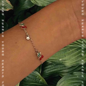  - Cherry🍒  Jättesöt armband i silver färg med cherry detaljer.