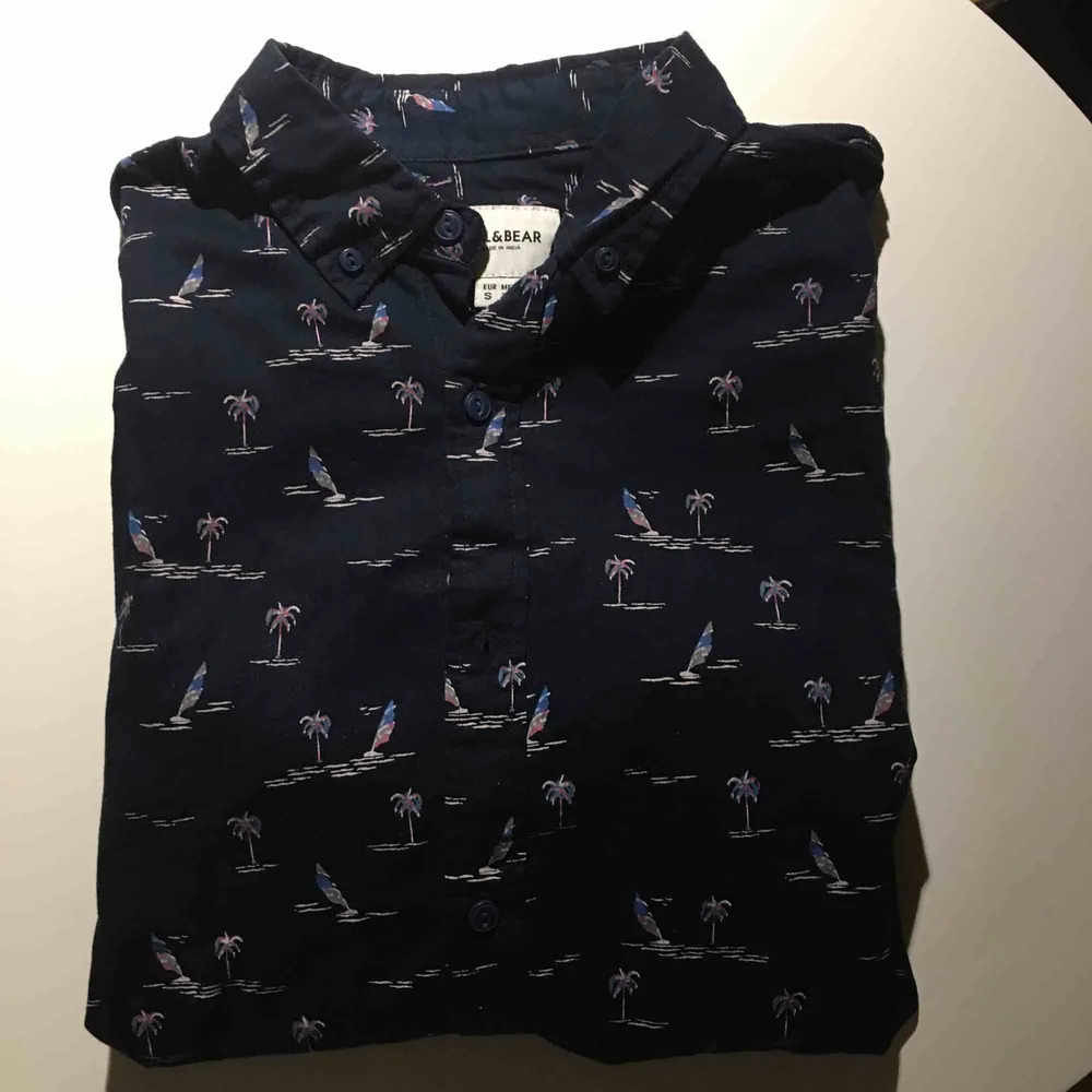 ”Hawaii”-skjorta som är i bra skick från Pull&Bear.  - Frakt tillkommer för köparen (40kr) . Skjortor.