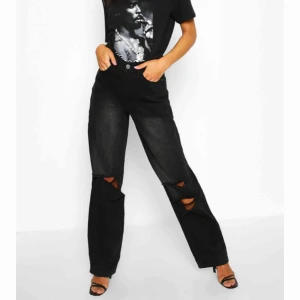  - Säljer ett par helt oanvända jeans från boohoo de är i storlek 40 men skulle säga att de är mer som 38. De är från tall alltså över 170. Priset kan diskuteras 