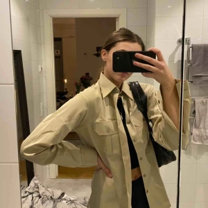  - Beige skjorta, knappt använd så i fint skick.63 kr frakt.