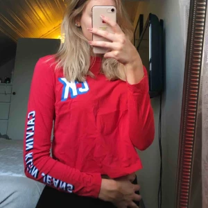 Calvin Klein långärmad tröja - Långärmad tröja från Calvin Klein. Storlek S men skulle även passa en XS. Jättefint skick då den knappt är använd! 